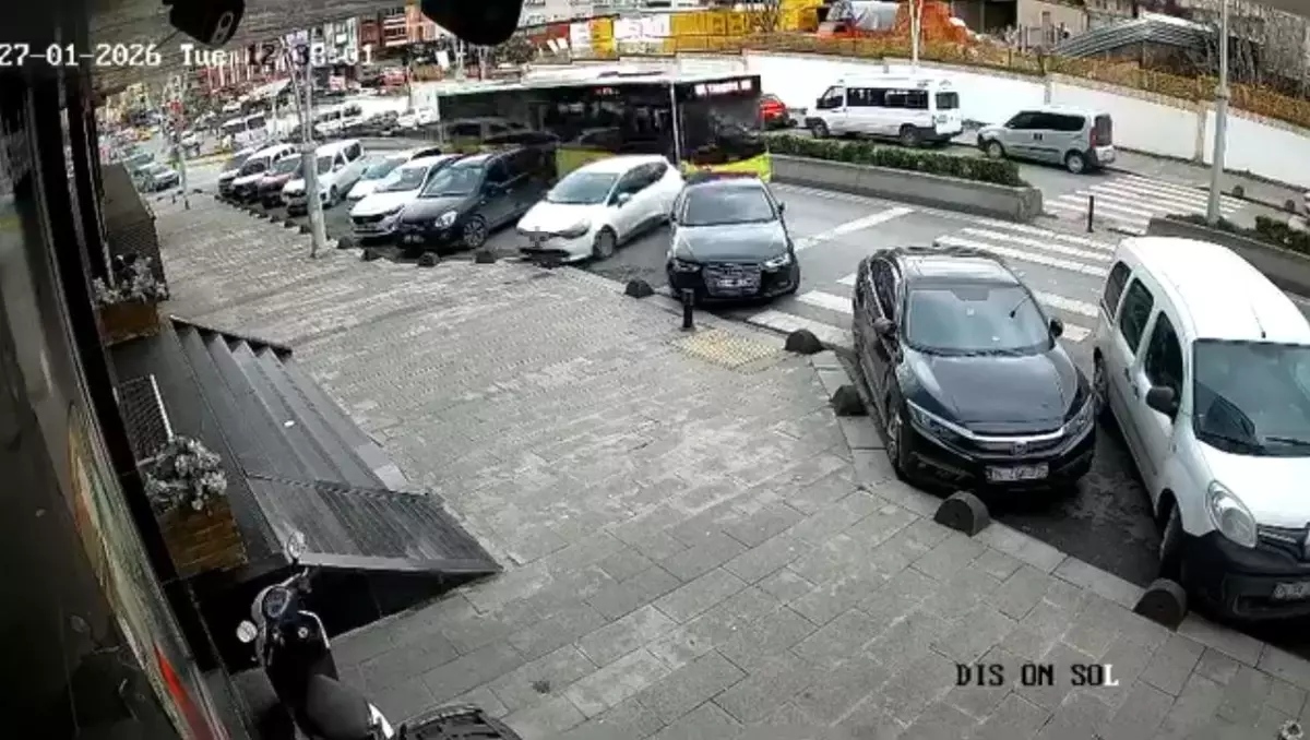 Esenler\'de İETT Otobüsü Park Halindeki Araçlara Çarptı