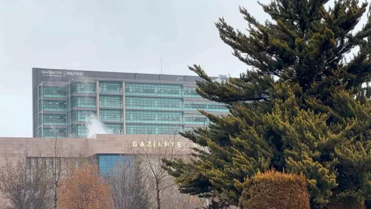 Gaziantep\'te kızlarının müstehcen fotoğraflarını paylaşan kişiyi öldüren baba-oğula 11 yıl hapis