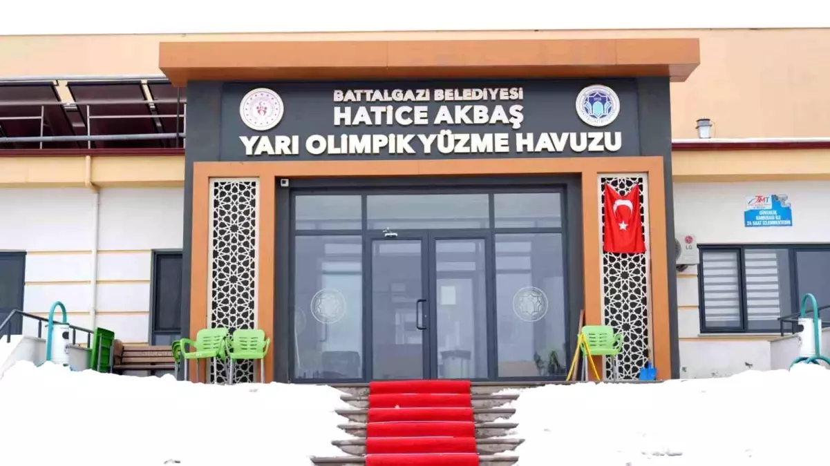 Göztepe Hatice Akbaş Yarı Olimpik Yüzme Havuzu\'nda yeni dönem eğitimleri