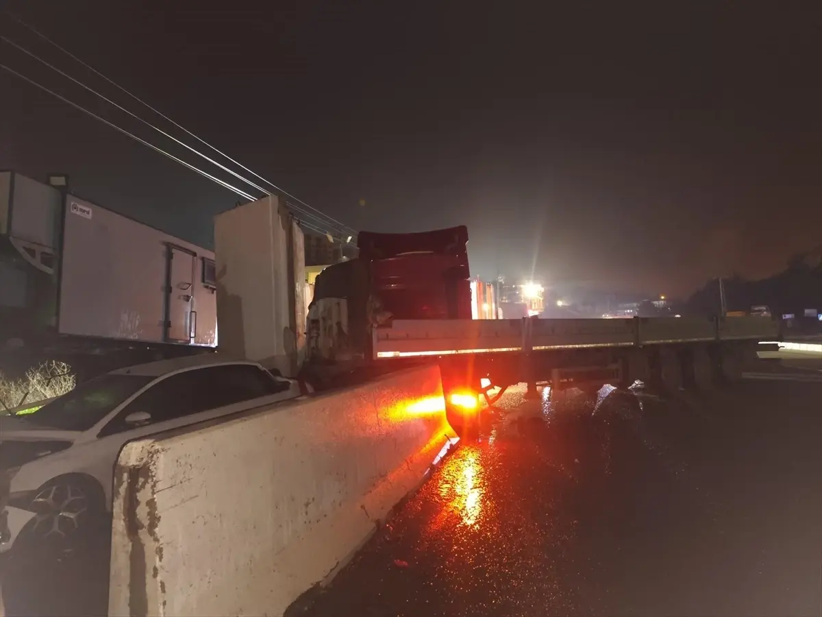 Belen\'de Tır Park Halindeki Araçlara Çarptı