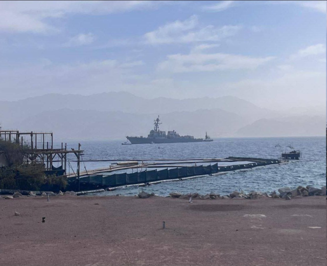 İran'a saldırı ihtimali devam ederken ABD'ye ait füze destroyeri İsrail limanına demirledi