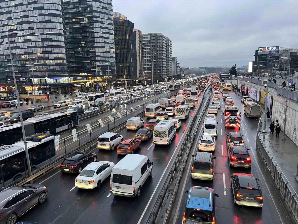 İstanbul\'da trafik yoğunluğu yüzde 87\'e ulaştı