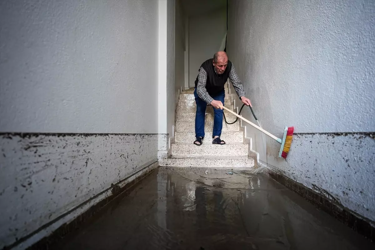 İzmir\'de Sel Felaketi: Evler Su Bastı