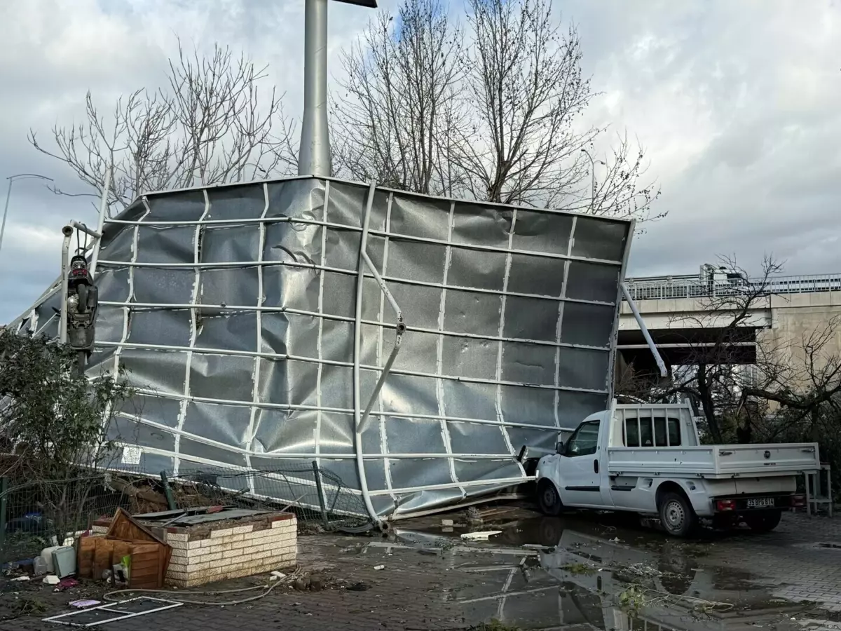 İzmir\'i sağanak vurdu; 320 konut, 78 iş yeri, 5 kamu binası ve 11 aracı su bastı