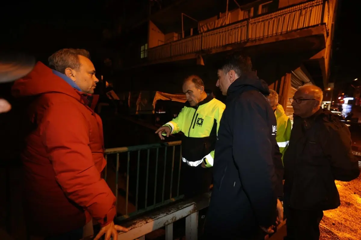 İzmir\'de Sağanak Yağış Su Baskınlarına Neden Oldu