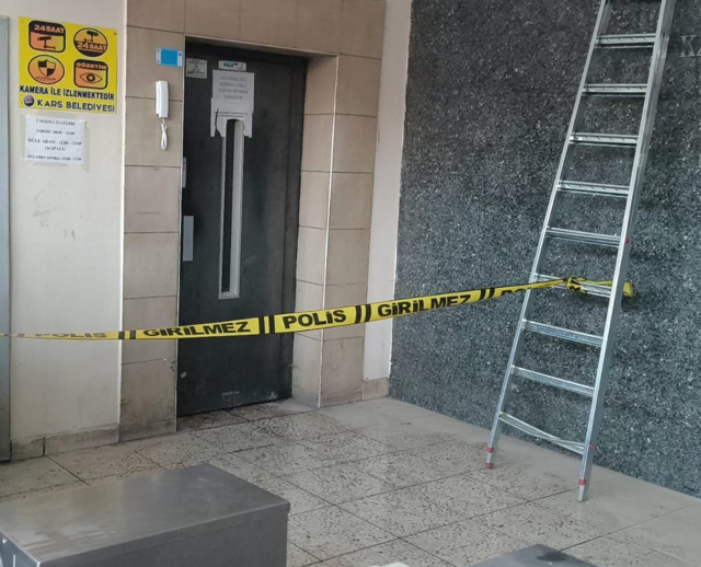 Kars'ta asansör boşluğuna düşerek ölen gencin cesedi, 2 gün sonra bulundu Kars'ta asansör boşluğuna düşerek ölen gencin cesedi, 2 gün sonra bulundu
