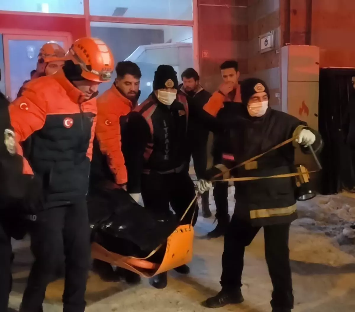 Kars\'ta asansör boşluğuna düşerek ölen gencin cesedi, 2 gün sonra bulundu