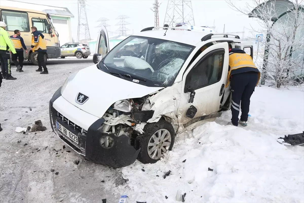Kars\'ta Trafik Kazası: 6 Yaralı