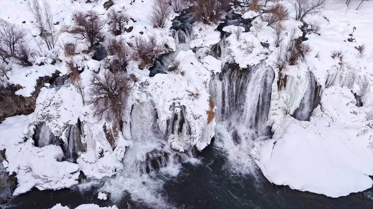 Muradiye Şelalesi Kısmen Dondu