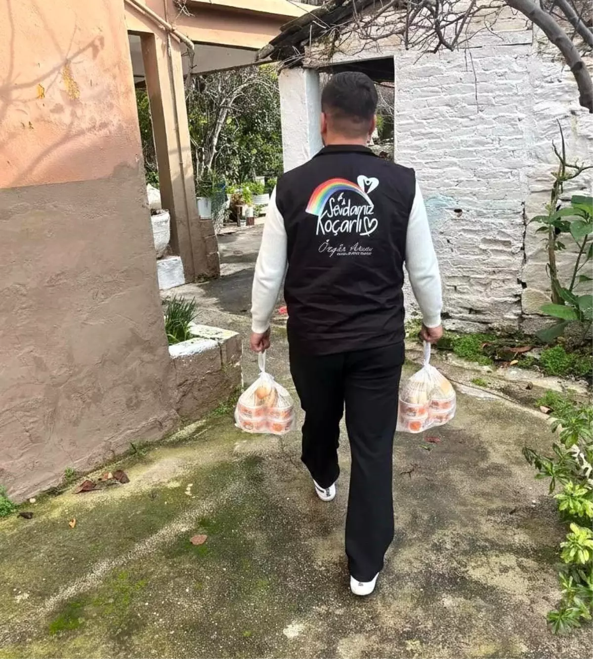 Koçarlı\'da ihtiyaç sahiplerine sıcak yemek ve yakacak desteği