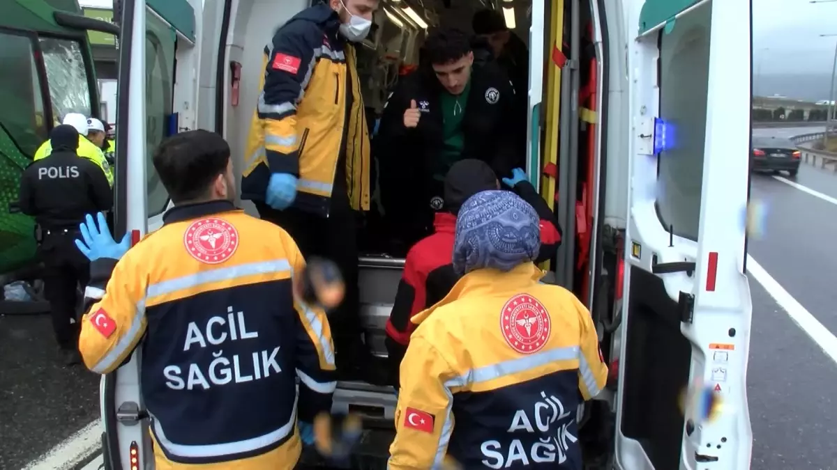 Konyaspor U19 Takımı, İstanbul\'da kaza yaptı! Yaralılar var 