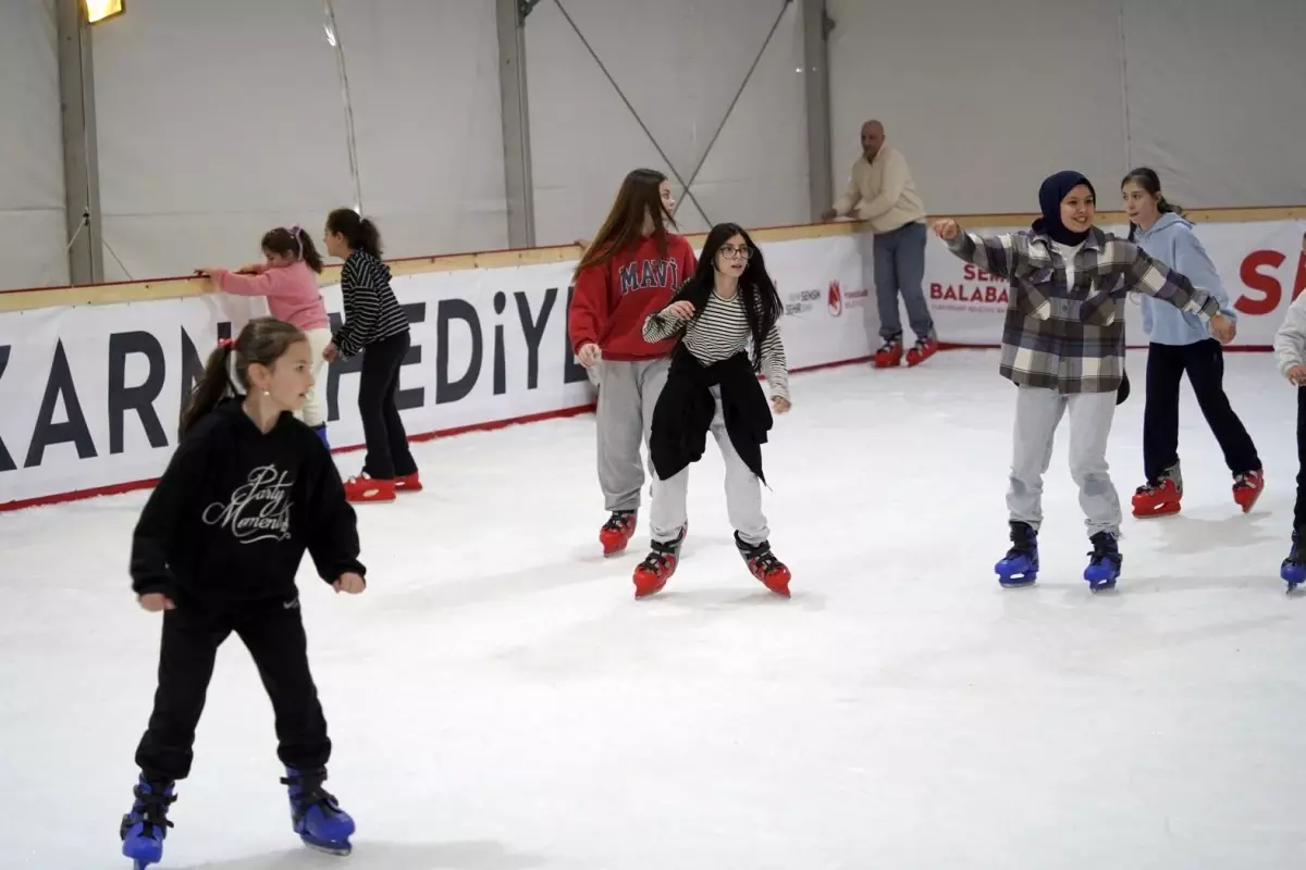 Manisa\'da 5 bin öğrenci buz pistinde eğlendi