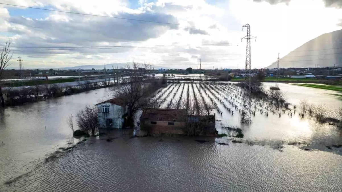 Manisa\'yı sağanak vurdu, taşkın hasarı gün ağarınca ortaya çıktı