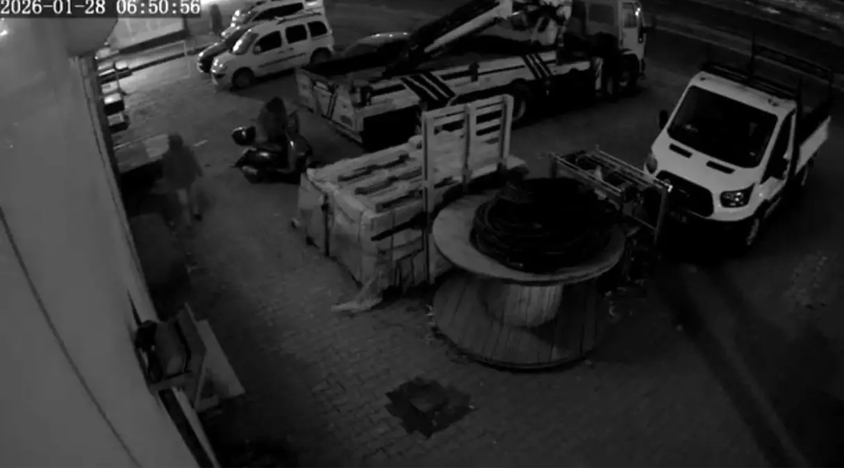 Mardin\'de Motosiklet Hırsızlığı Güvenlik Kamerasında