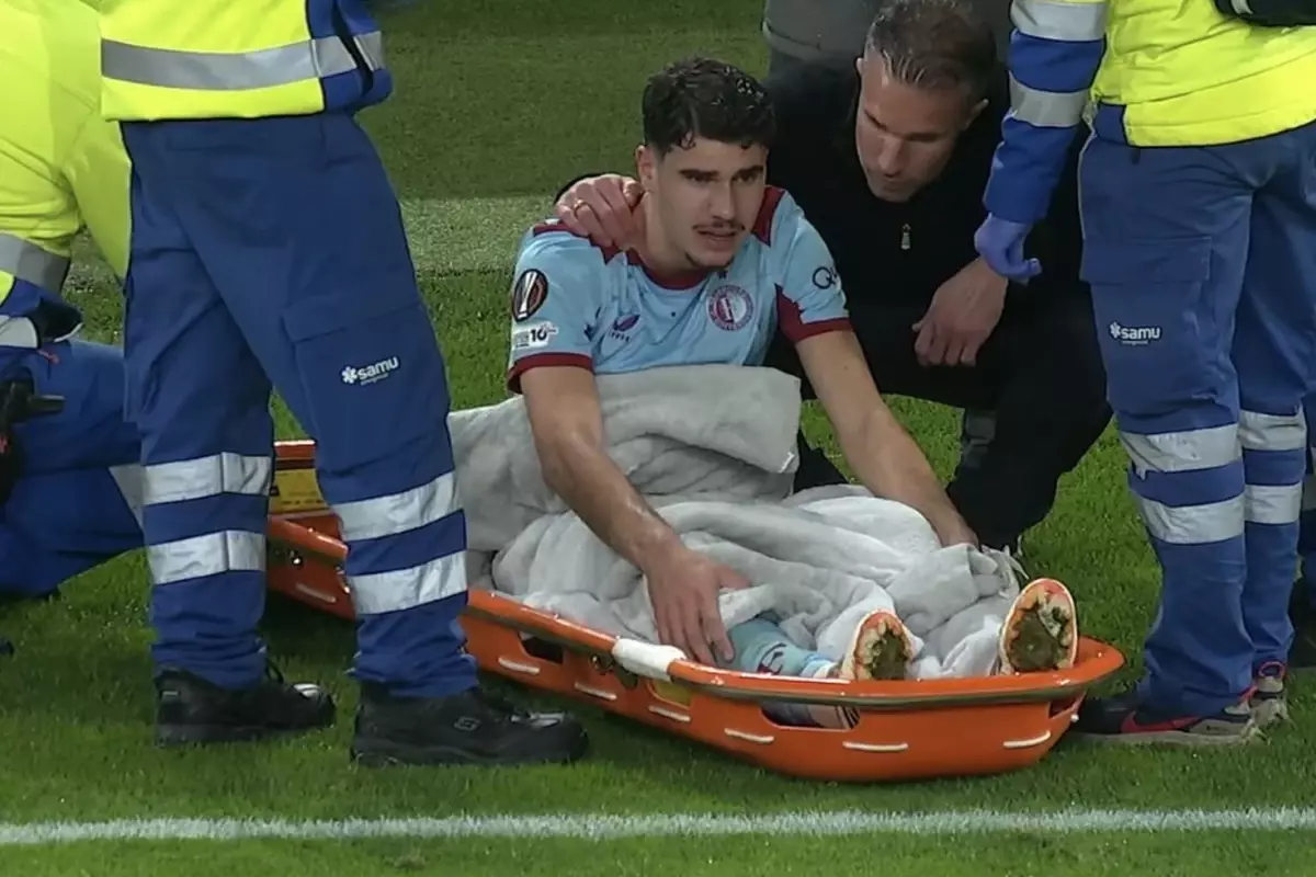 Oğlunu oyuna alan Robin van Persie\'ye çifte şok