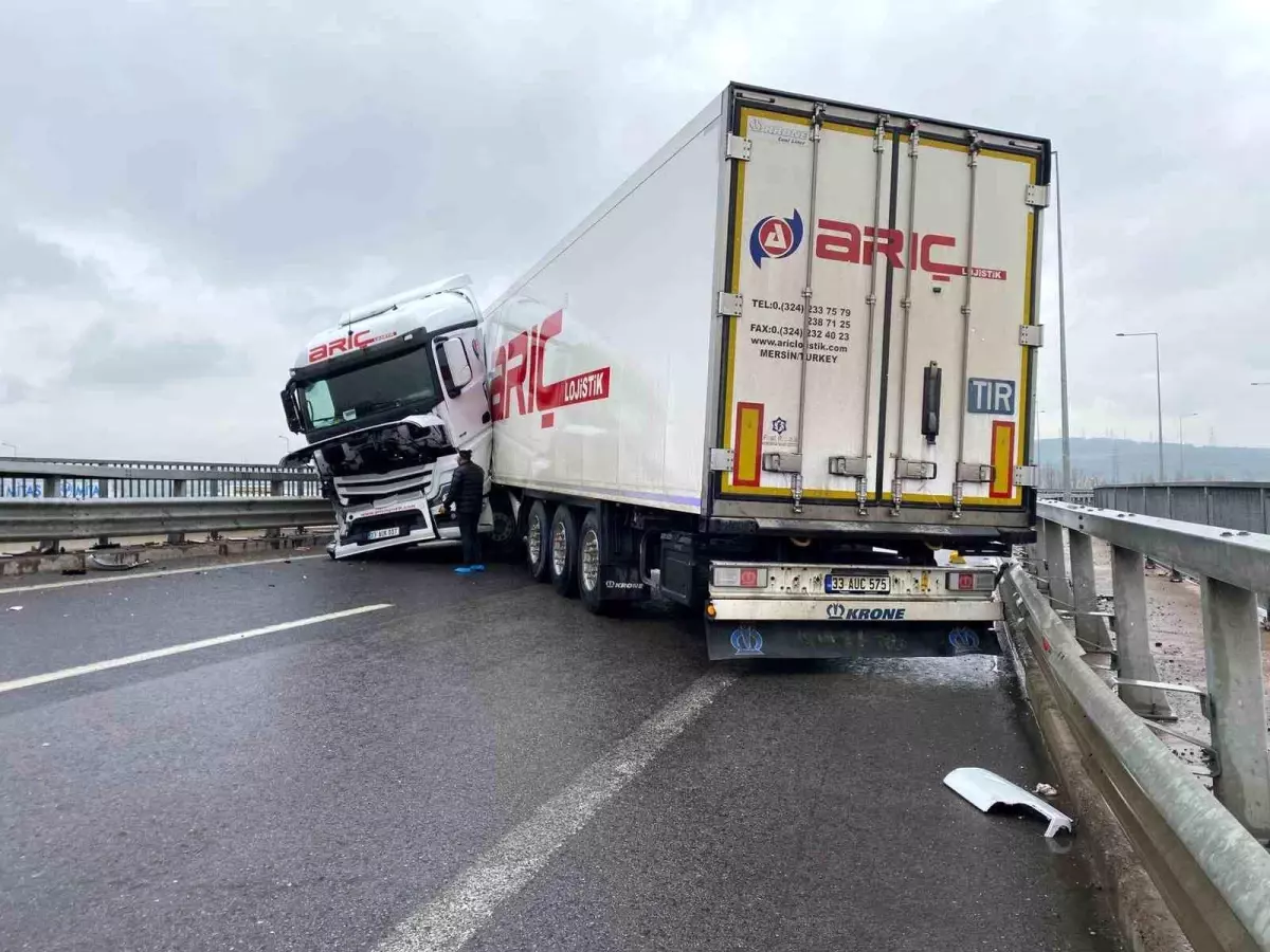 Sağanak nedeniyle direksiyon hakimiyetini kaybetti! Tır makasladı