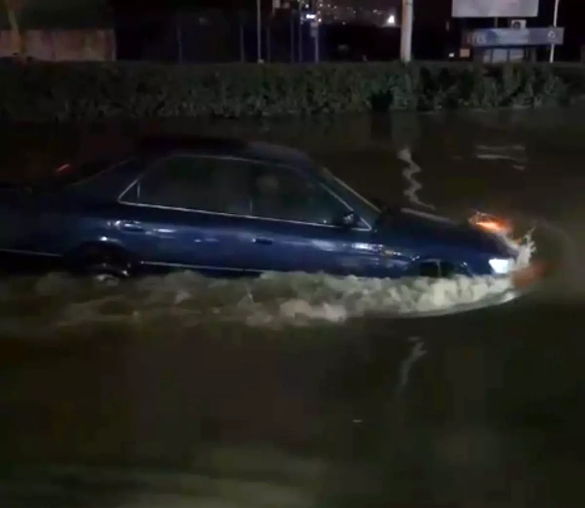 İzmir\'de Selde Otomobil \'Yüzdü\'