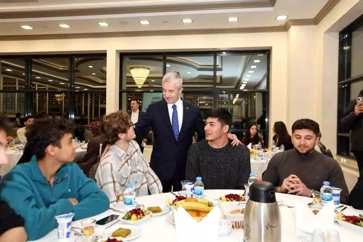 Tahmazoğlu, YKS\'de ilk bine giren gençlerle buluştu