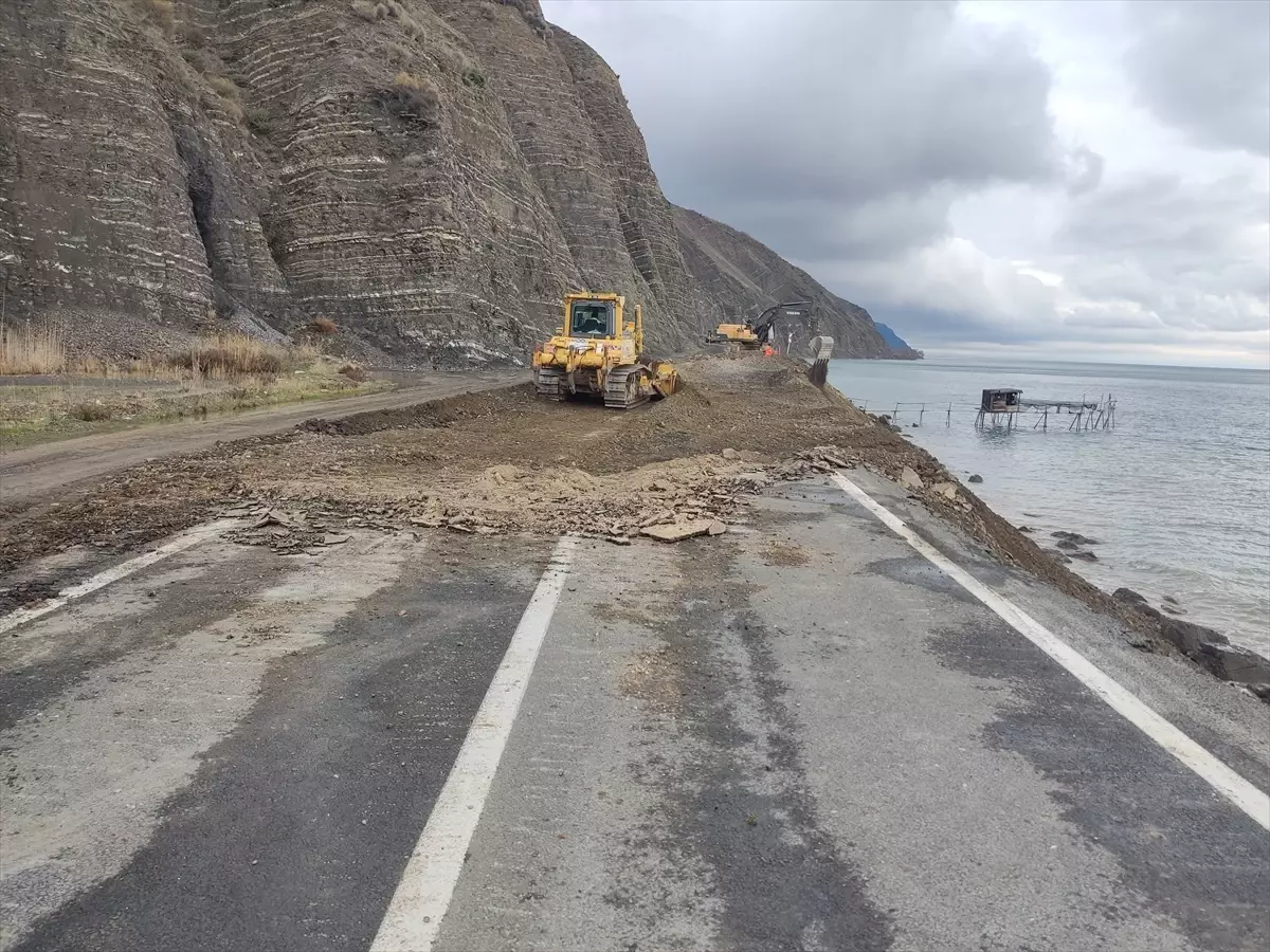 Şarköy\'de Heyelan: Yol 3 Hafta Kapalı