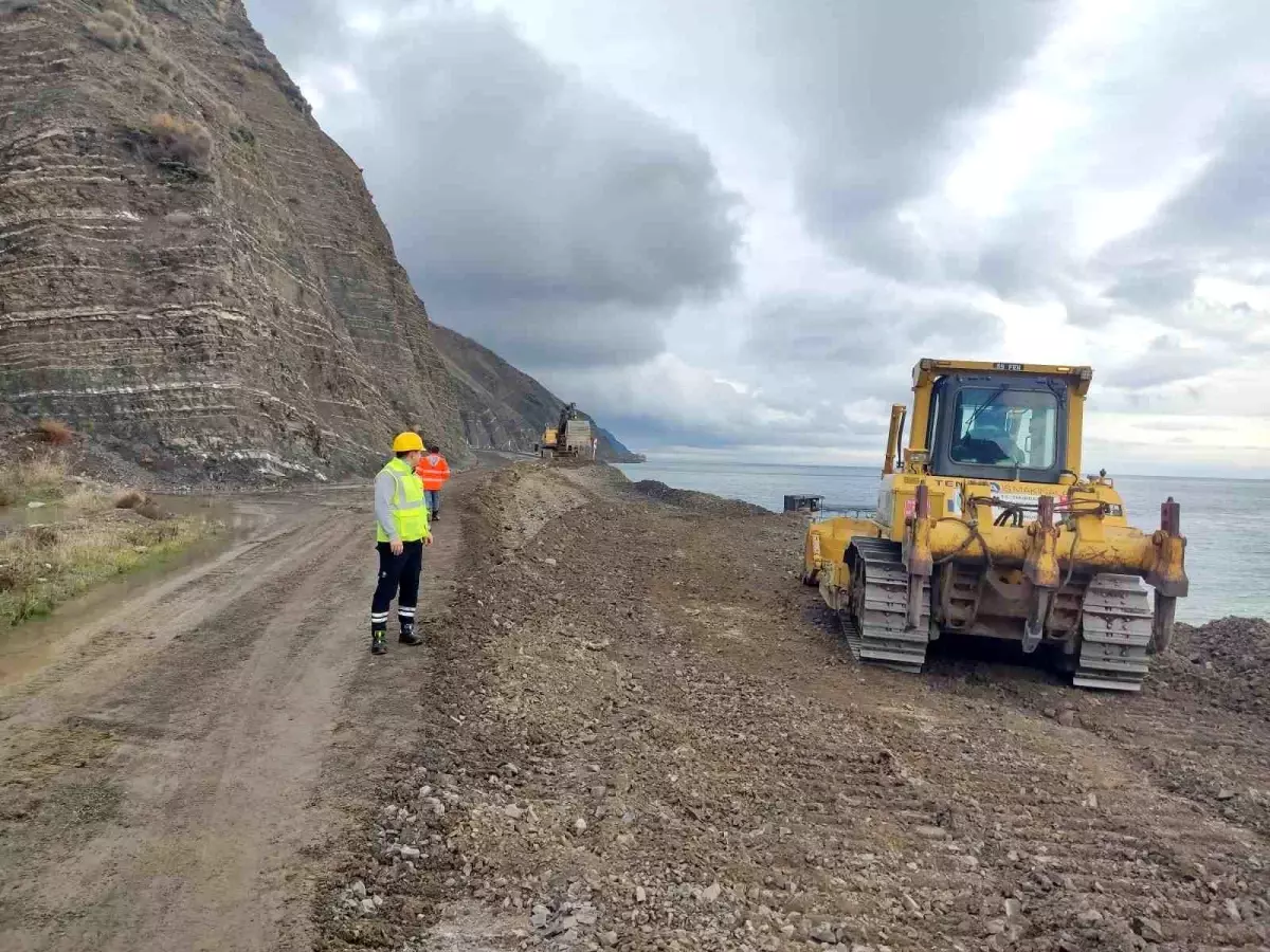 Tekirdağ\'da heyelan: Yol kapatıldı