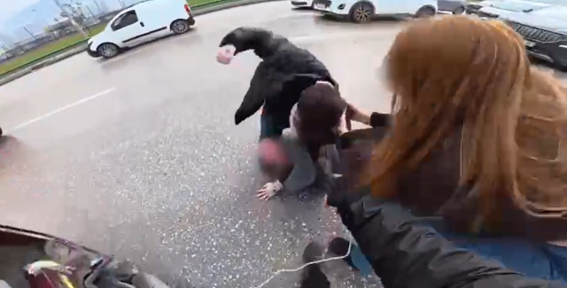 Trafikte film sahnelerini aratmayan uçan tekmeli kavga kamerada Trafikte film sahnelerini aratmayan uçan tekmeli kavga kamerada