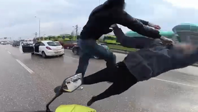 Trafikte film sahnelerini aratmayan uçan tekmeli kavga kamerada Trafikte film sahnelerini aratmayan uçan tekmeli kavga kamerada