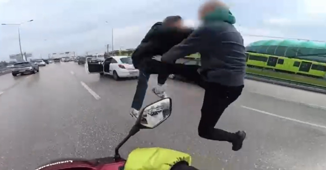 Trafikte film sahnelerini aratmayan uçan tekmeli kavga kamerada Trafikte film sahnelerini aratmayan uçan tekmeli kavga kamerada