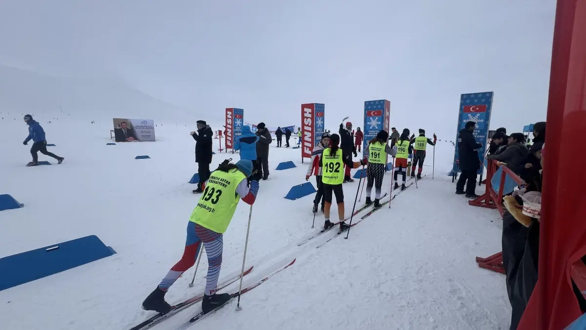 Yüksekova\'da Kayaklı Koşu Yarışması Başladı