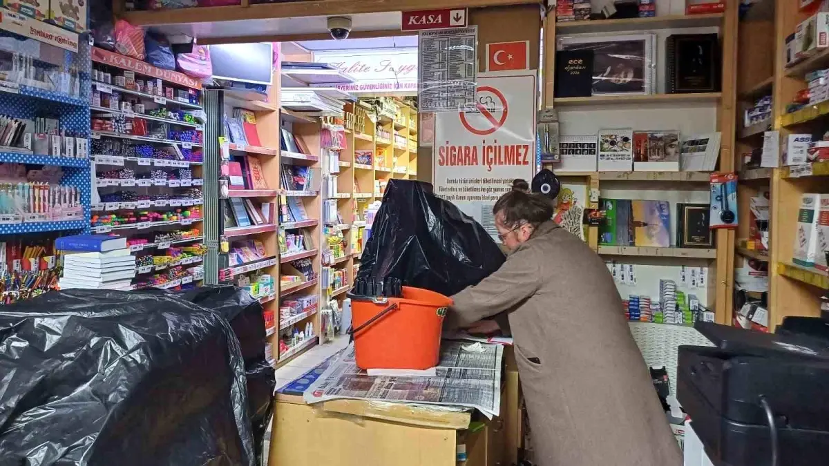 Bolu\'da Su Sızıntısı İşyeri Kapatıp Esnafı Zora Soktu