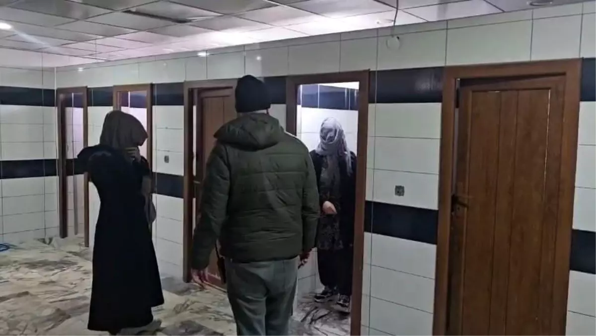 Zabıtadan kaçan dilenciler cami tuvaletinde yakalandı