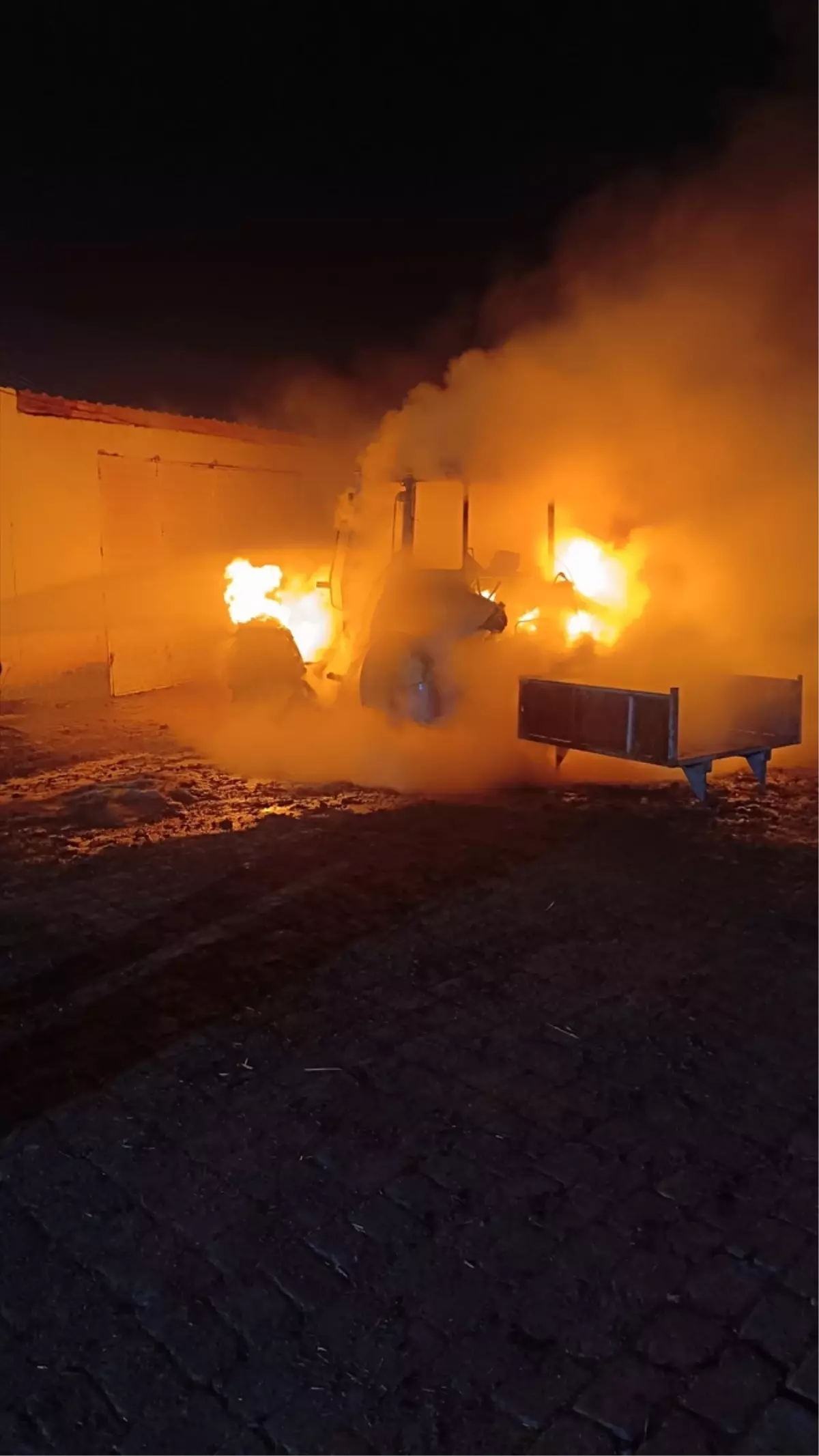 Zile\'de Park Halindeki Traktör Yandı