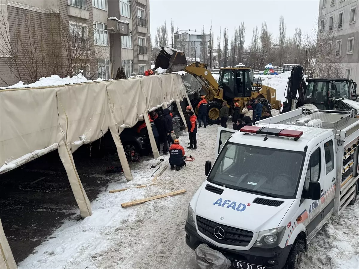 Ağrı\'da Garaj Çöktü: 3 Araç Hasar Gördü