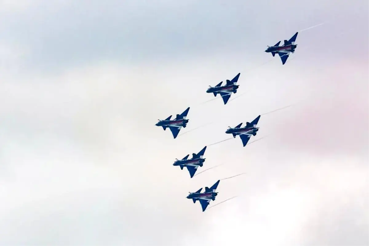 Çin Hava Kuvvetleri\'nden Akrobasi Gösterisi