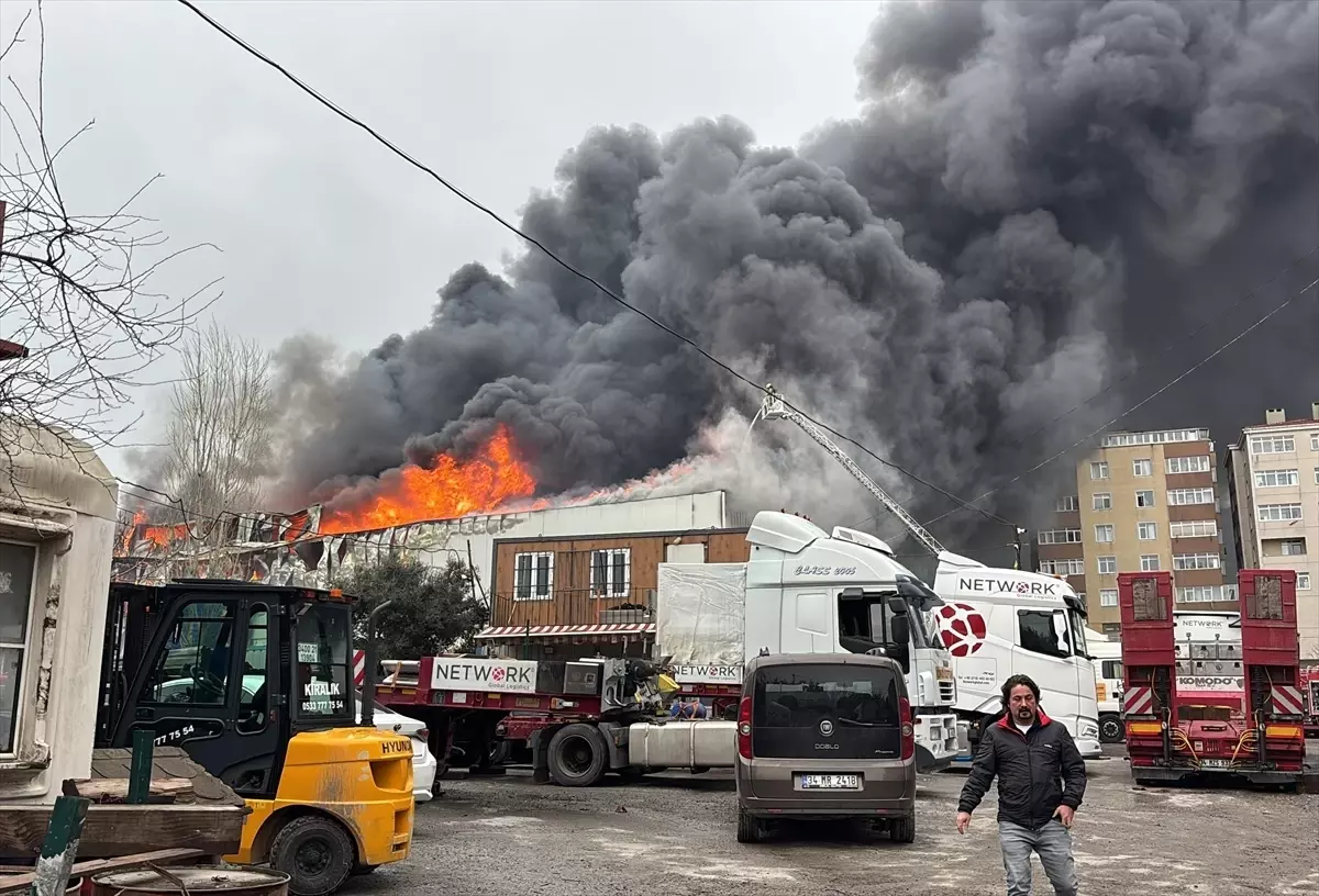 İstanbul Ataşehir\'de büyük yangın! Fabrika adeta küle döndü