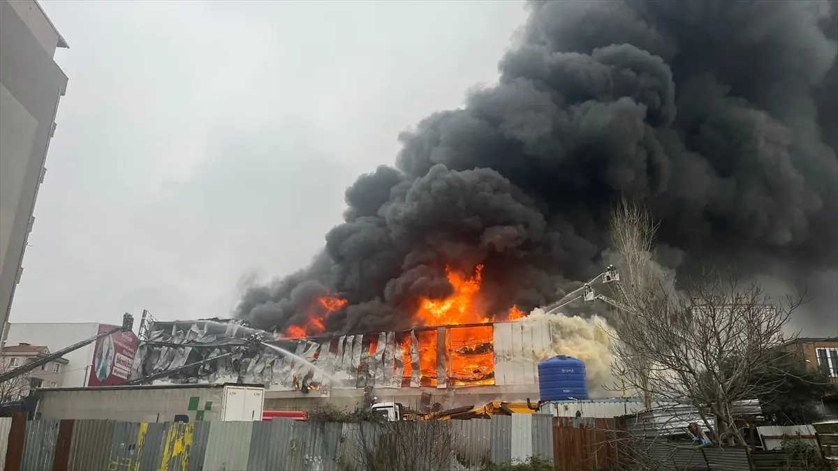 Ataşehir\'de Yangın: Ekipler Müdahale Ediyor