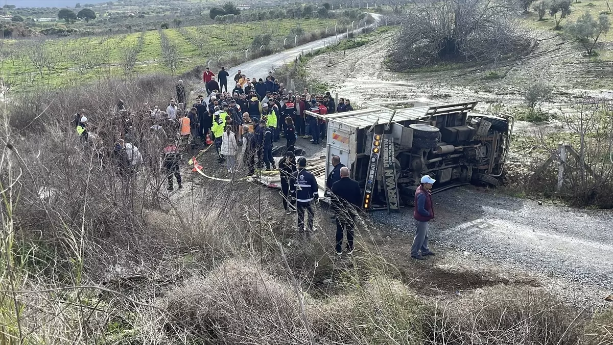 Kuşadası\'nda Kamyon Devrildi: 1 Ölüm, 2 Yaralı
