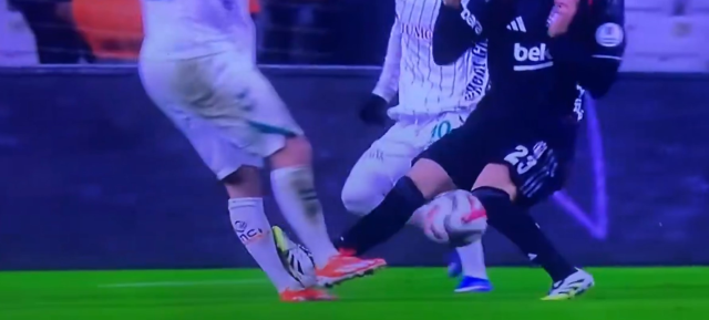 Beşiktaş'ın yeni transferi Asllani, 6 dakikada kırmızı kart gördü Beşiktaş'ın yeni transferi Asllani, 6 dakikada kırmızı kart gördü