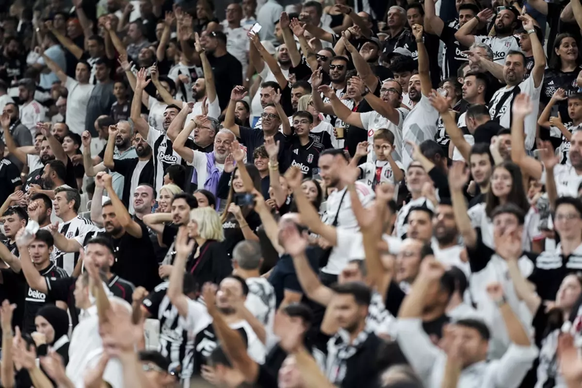 Beşiktaş taraftarından Konyaspor maçında yönetime protesto