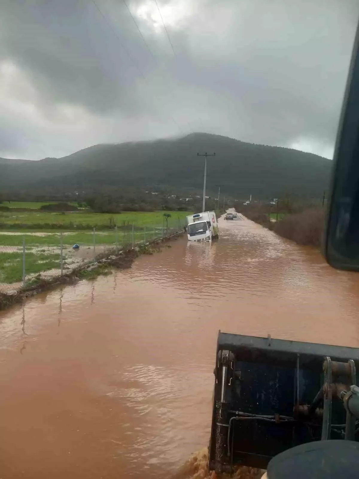 Bir anda bastıran yağmur kamyoneti yolda bıraktı, bir evi su bastı