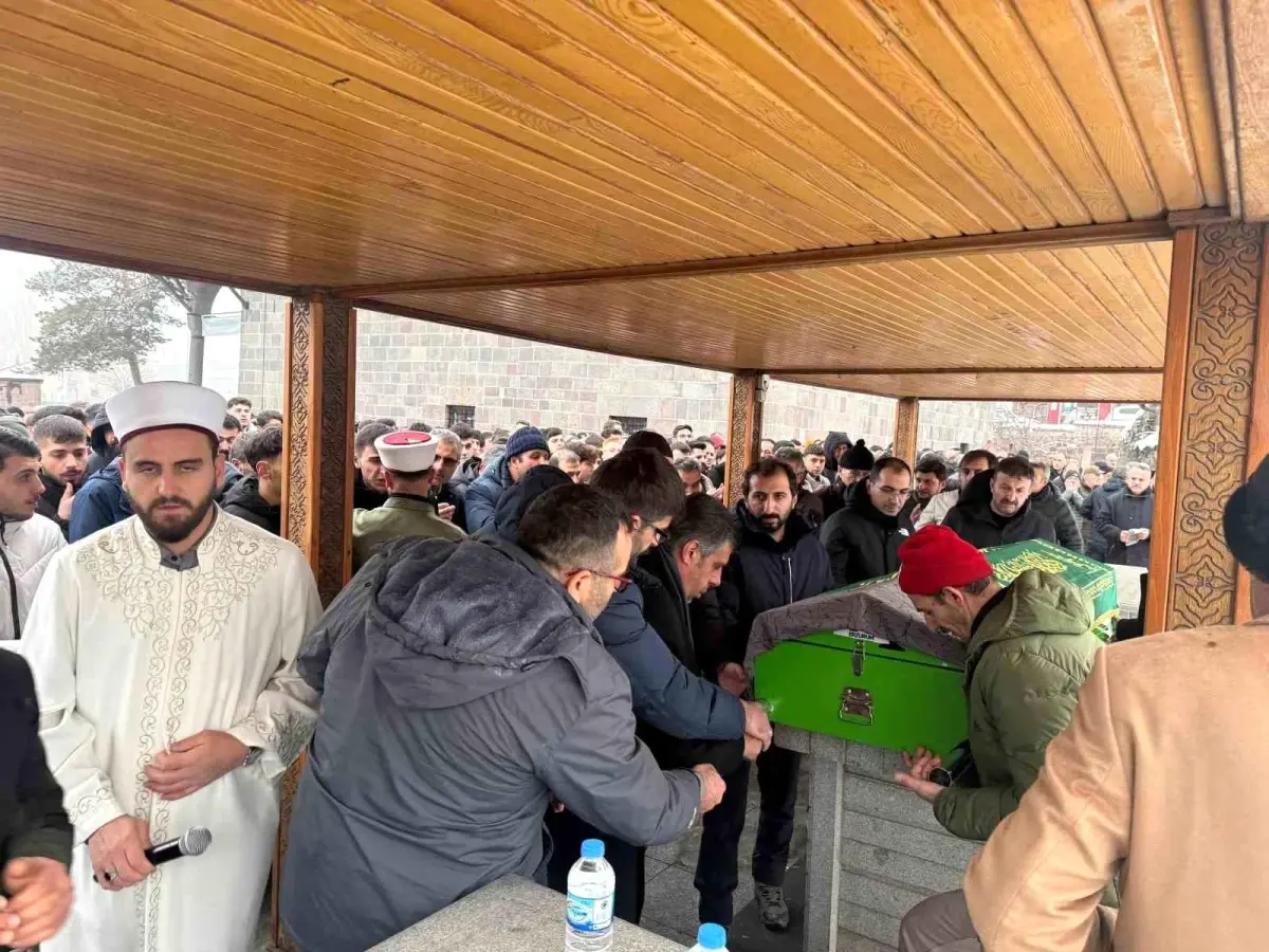 Cam silerken 3. kattan düşen öğretmen son yolculuğuna dualarla uğurlandı