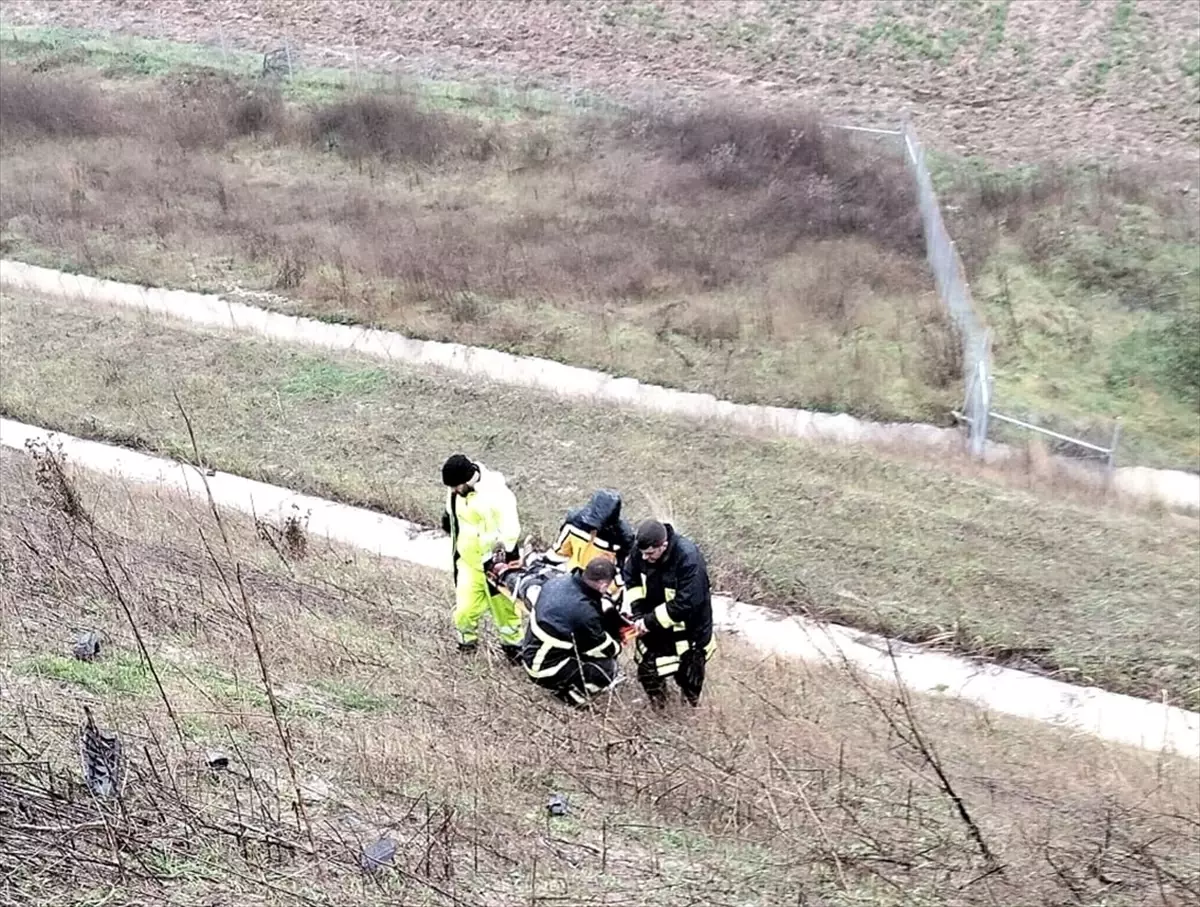 Çanakkale\'de cenazeye gidenleri taşıyan otomobilin devrildiği kazada 5 kişi yaralandı