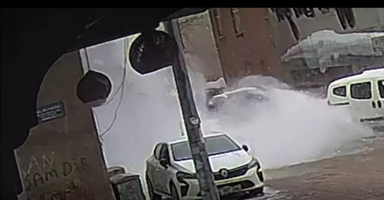 Muş\'ta Kar Kütlesi Otomobile Düştü