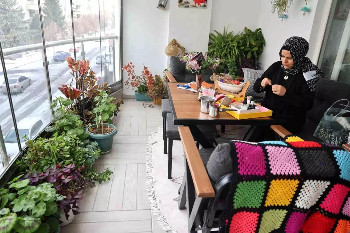 Mesuda Kartal\'dan 300 Öğrenciye Ekmek Kapısı