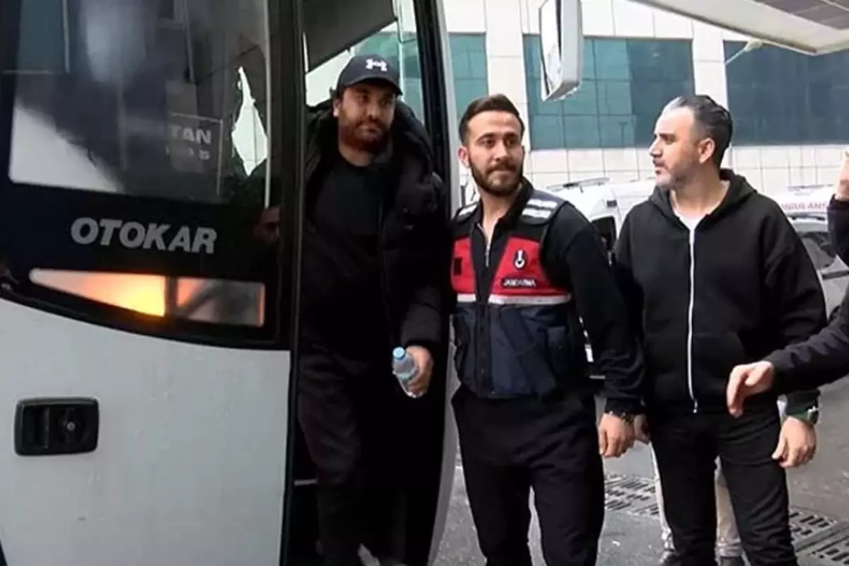 Gözaltına alınan Hasan Can Kaya ve Reynmen\'den ilk görüntü