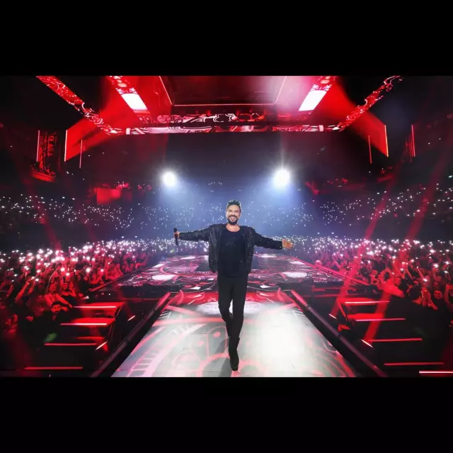 Güler Sabancı da Tarkan hayranı, konsere bandanası ile katıldı