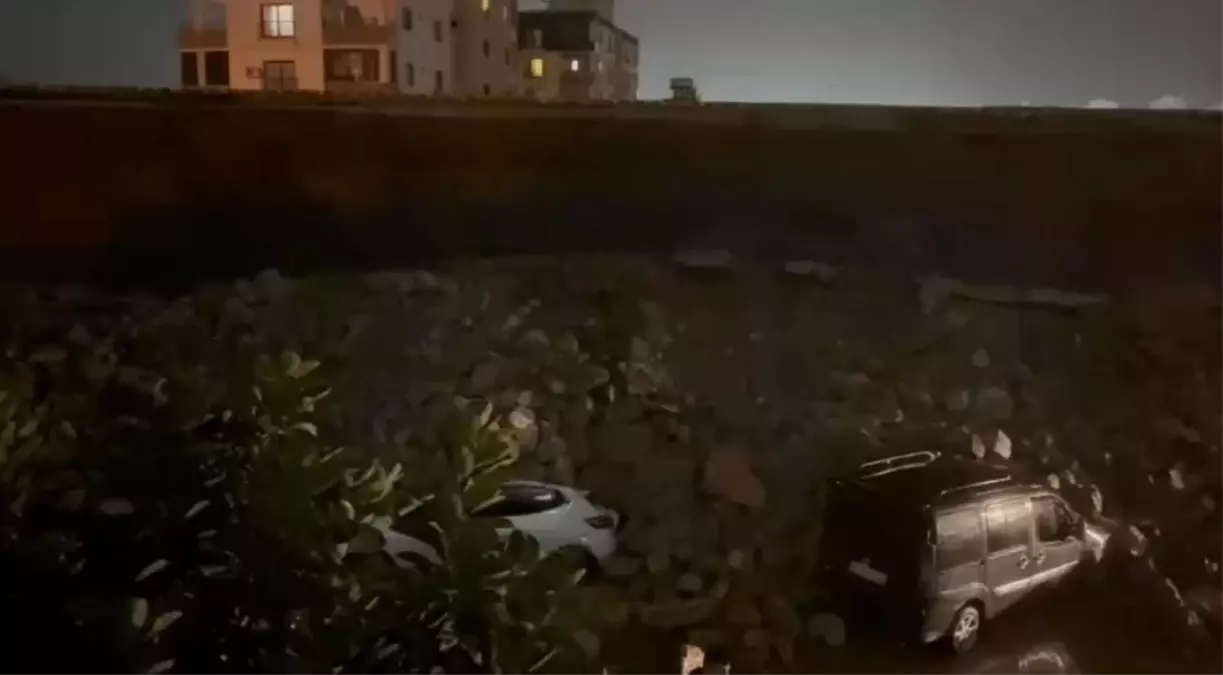 Hatay\'da istinat duvarı park halindeki araçların üstüne devrildi