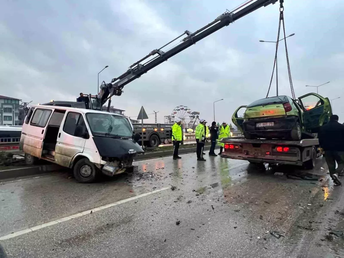Hurdaya dönen otomobil öğretmene mezar oldu