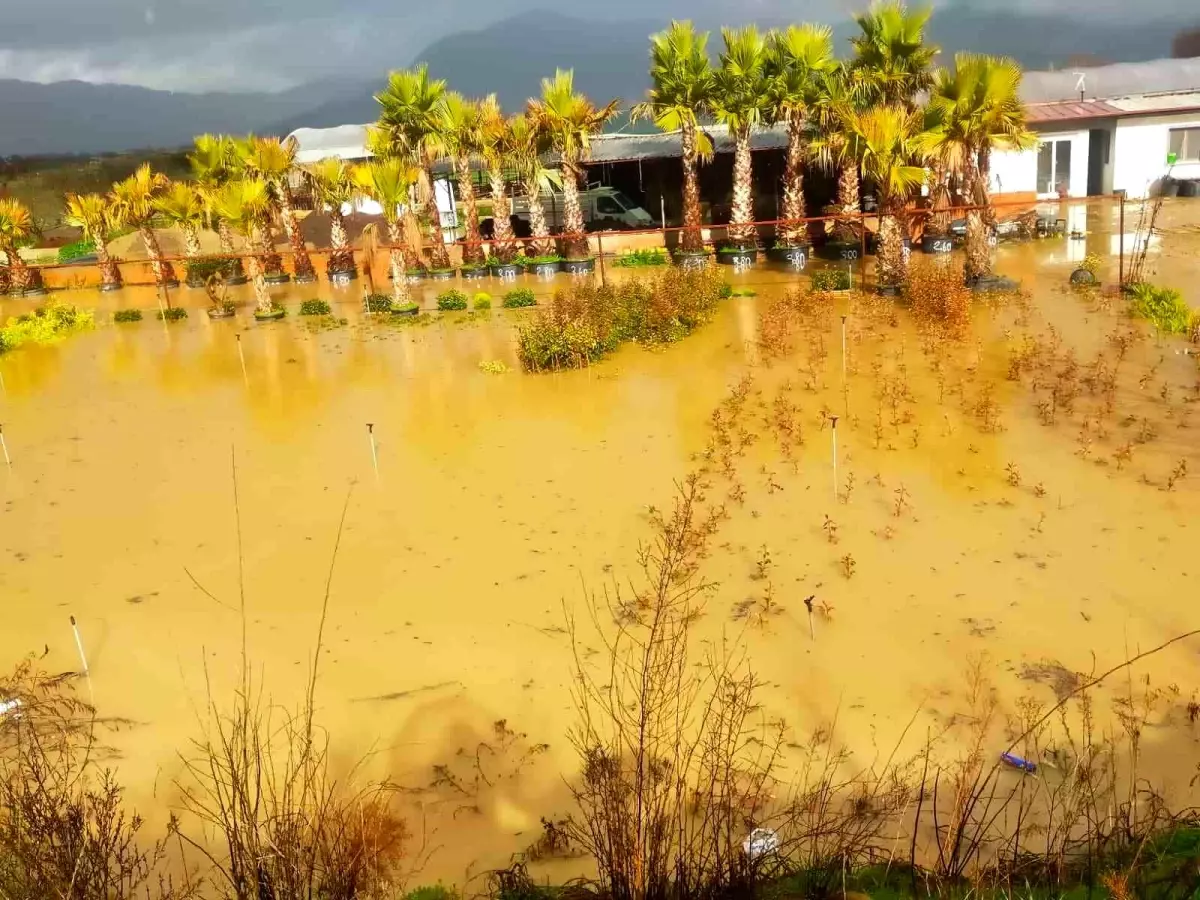 İzmir\'de Sağanak Yağış Hayatı Olumsuz Etkiliyor