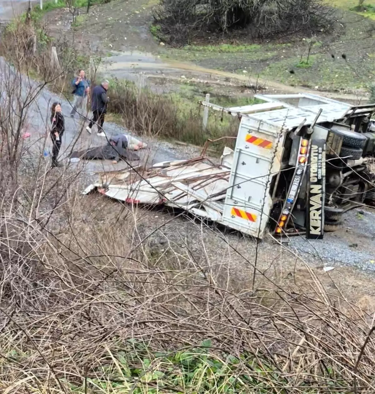 Kontrolden çıkan kamyon tali yola uçtu: 1 ölü, 1 yaralı