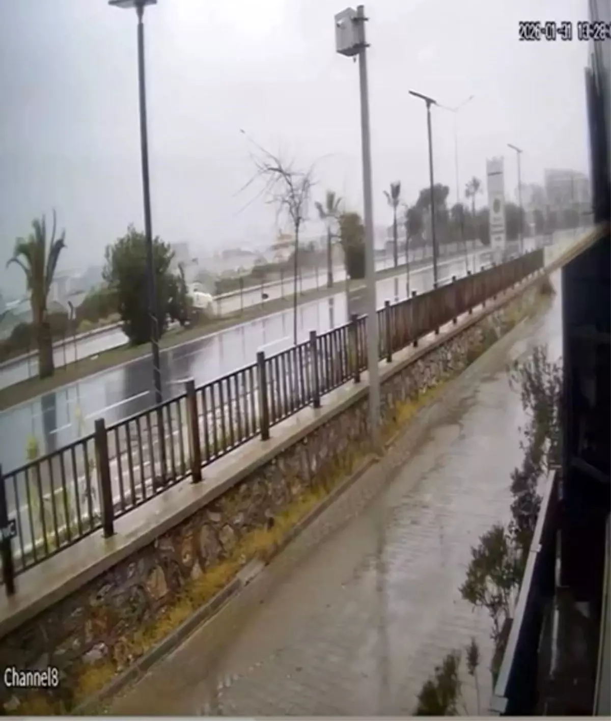 Alanya\'da Takla Atan Araçtan Yaralı Çıktı